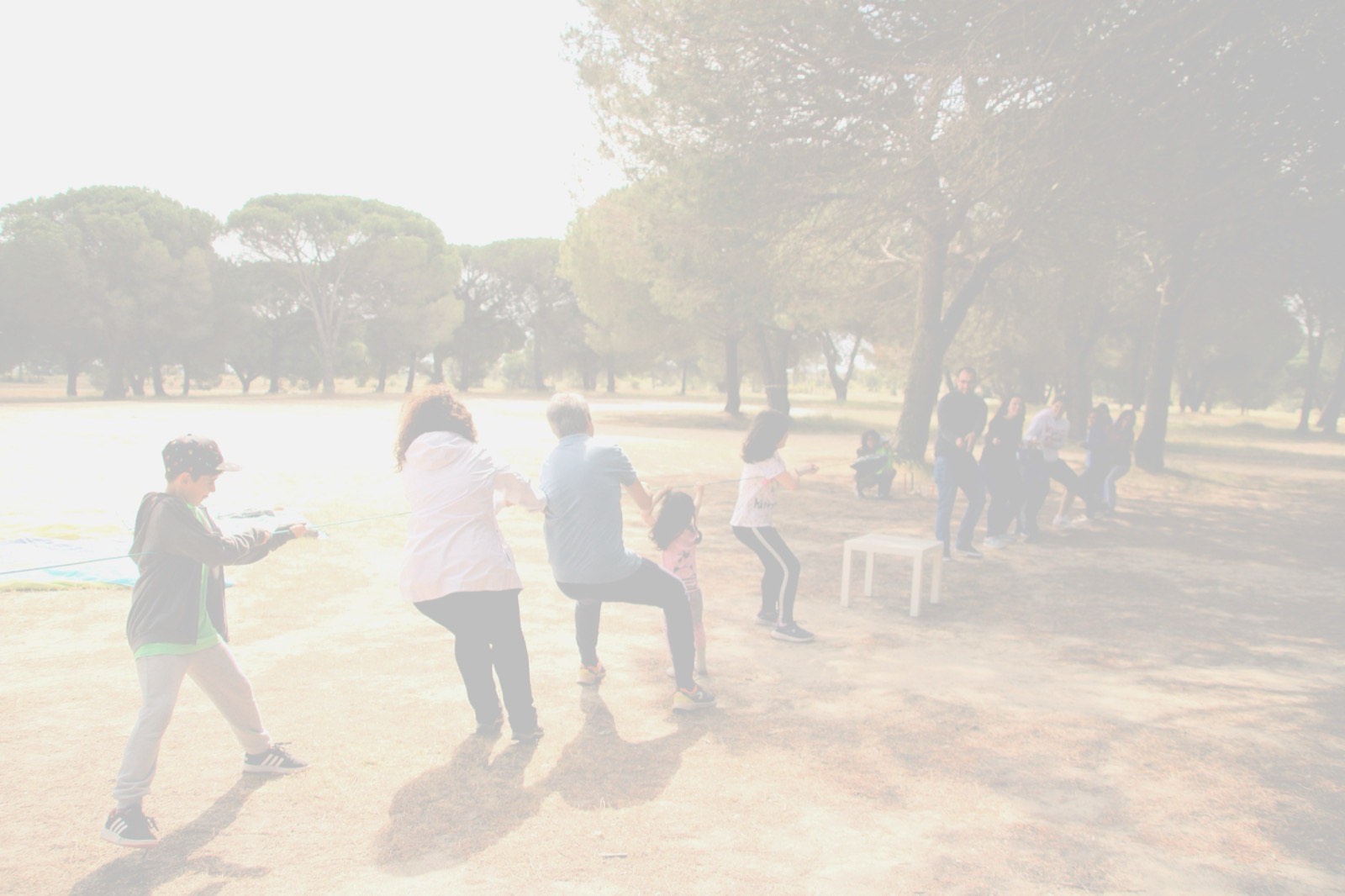 Crianças e famílias em atividades ao ar livre no Atelier da Educação